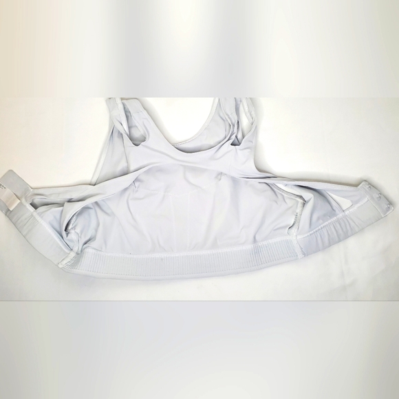 Lululemon Size 8 B/C -Sports Bra in Ocean Air Color (Light Gray) - Picture 10 of 12